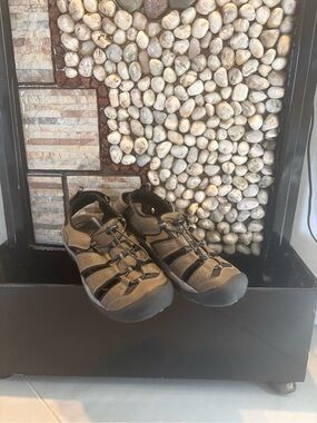 Men's Brown Outdoor Closed-Toe Sandals with Secure Bungee Fit
